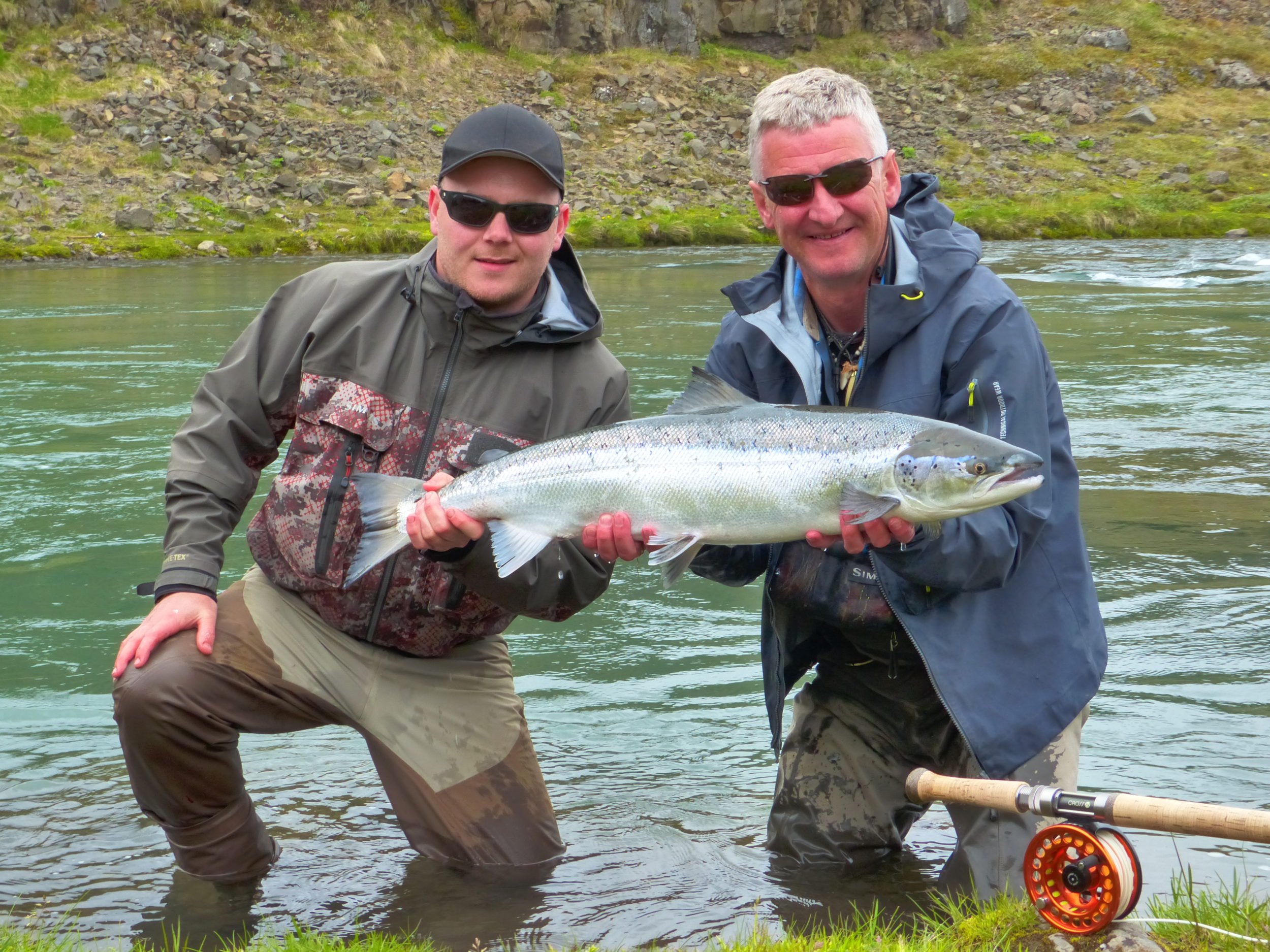 Reynir og Árni með lax úr Blöndu